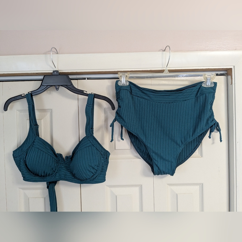 Green Modern Minimalist Bikini Swim Set